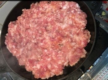 step2: 開中火燒熱個wok
塗少少油。
落肉鋪平
鋪平後蓋著
用細火著8-10分鐘