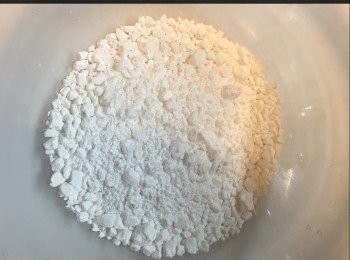 step1: 將葛粉放入碗，可輕輕將粉粒整細。