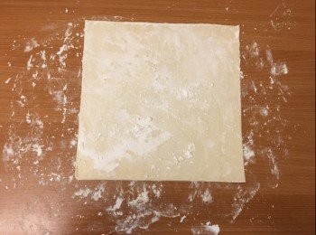 step3: 於工作枱上灑滿麵粉，酥皮放於上。