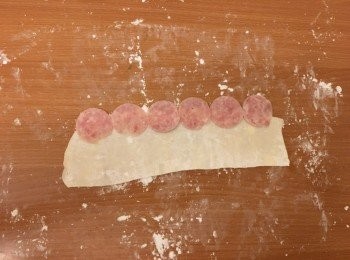 step6: 用蛋漿塗上酥皮，再放上火腿，留意每塊火腿最好互相搭著少少。