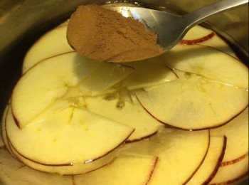step3: 煲注入適量的水，煲滾後，放入蘋果片，開中火，煲軟蘋果片，同時加入玉桂粉、檸檬汁及沙糖。