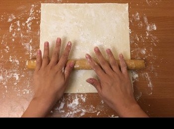 step7: 酥皮先四邊擀開。