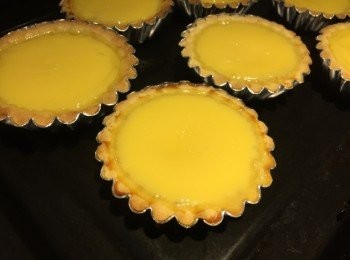 step15: 撻皮焗至金黃，蛋漿微微脹起後，取出脫模。
記得先帶上隔熱手套。
完成！