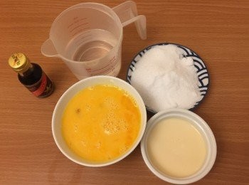 step10: 此時可製作蛋漿，先用熱水溶解砂糖，再倒入花奶、發匀了的雞<span class="group_2">蛋液</span>及雲喱拿香油，拌勻成蛋漿。