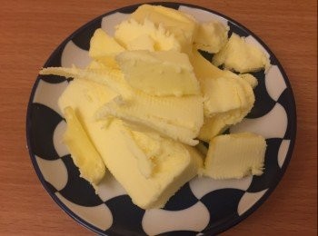 step1: 牛油切小粒, 放雪櫃備用。
預熱焗爐200°C。