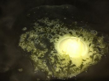 step8: 此時可準備檸檬點醬，中細火，先落牛油，再落檸檬汁、鹽、砂糖，煮溶牛油即可熄火。