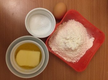 step1: 無鹽牛油隔水座溶，
高筋麵粉先過篩。
焗爐預熱180度。