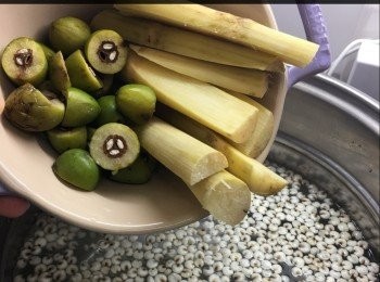 step6: 滾水後放材料（檸檬除㚈）煲45分鐘。