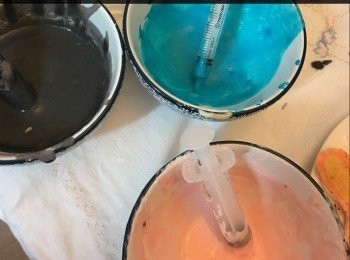 step2: 將1-3滴食用顏色調好色