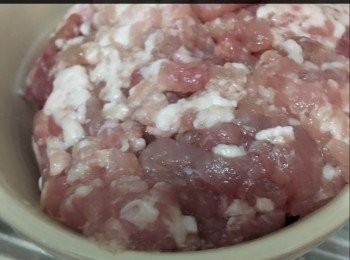 step1: 肉碎洗好
用糖、豉油、鹽、生粉調味
醃5分鐘