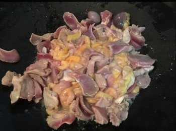 step2: 先炒雞雜。。。炒時會出水。
炒到半熟格水備用