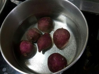step2: 紫薯洗淨後用水煮約30分鐘,打開蓋煮,煮到用筷子可以插入即可取出灘凍去皮(亦可以去皮後才煮)