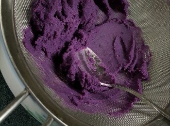 step4: 再將紫薯過篩備用(過篩的紫薯才會滑)