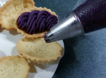 step10: 將唧花咀放入唧袋,加入已經灘凍的紫薯入唧袋,於撻皮上唧出喜愛花紋即可(我是用打圈方法唧出花紋)