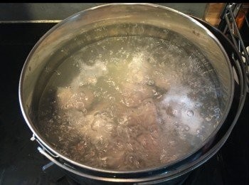 step1: 先將瘦肉煲一煲，出一出血水。