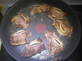 step7: 少許油，將黑白胡椒炒香
順序加以下材料蠔油--&gt;生抽--&gt;老抽--&gt;糖
加入洋蔥和牛仔骨炒匀完成