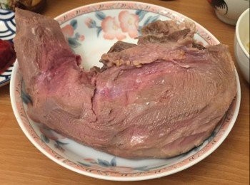 step3: 牛脷可先切厚塊，原件炆煮後才切塊亦可，視乎個人方便。