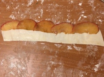 step9: 酥皮先再擀開成長形，約1-2mm 厚，再塗上油，然後放上蘋果片，留意蘋果片需要互相搭著少少，如圖示。