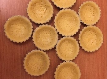 step14: 用叉在撻皮上刺十多下，以免在焗製時撻皮隆起。
倒入蛋漿至9成半滿，放入已預熱的焗爐中層約15-17分鐘。