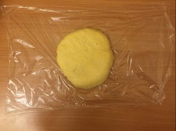 step9: 搓揉好的粉糰, 放在保鮮紙上, 輕微壓扁。
包好放雪櫃30分鐘，讓麵團鬆弛。