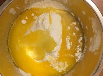 step2: 加入鹽、糖、蛋、牛油溶液，先用匙羹攪勻。
再用手搓勻成餅底麵糰。