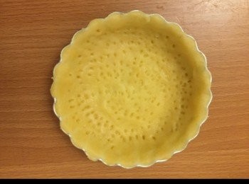 step12: 再用叉子於<span class="group_1">批底</span>上刺小孔。