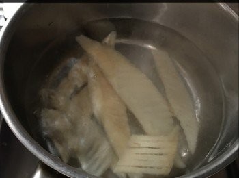 step2: 瘦肉及魚裙邊氽水10分鐘，撈起洗淨