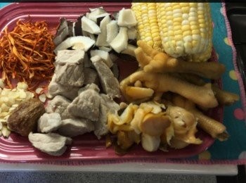 step4: 所有材料放入滾水，待滾起後以小火煲2.5小時。