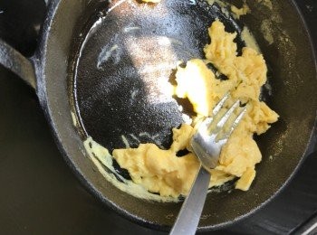 step1: 紅蘿蔔薯仔切粒椰菜切絲放進鍋裏加咖喱磚和水煮熟
蛋煎熟用义壓碎