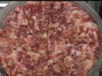 step1: 肉碎1斤。用生抽3-4匙、糖2匙、生粉2匙
芹菜切粒