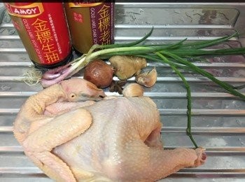 step1: 雞洗淨用生抽老抽內外醃10分鐘
薑蔥切段