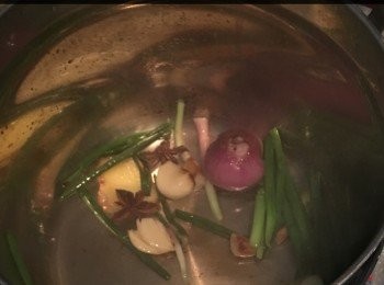 step2: 先爆香配料
落生抽、老抽、冰糖、水
煲至大滾
大滾落雞中細火蓋住煲15分鐘
再將雞反轉煲多10分鐘
熄火待凍。切件上碟