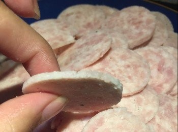 step1: 腸形火腿，先切片約2mm 厚，備用。
焗爐先預熱180度。
雞蛋打成蛋漿備用。