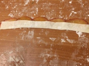 step10: 酥皮下摺上，再塗少量油。