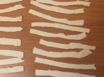 step9: 塗上適量剛才餘下的全蛋液，編如網狀。