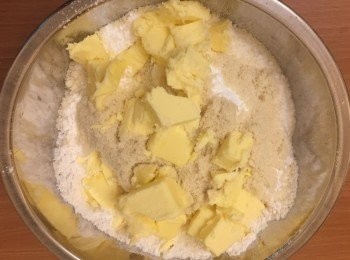 step4: 把雪過的牛油放入篩過的粉中。