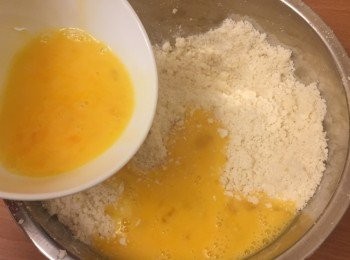 step7: 再加入雞蛋, 用膠刮攪勻。