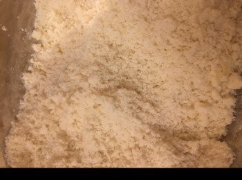 step6: 粉類跟牛油，搣合成砂礫狀態，如圖示。