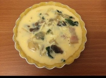 step14: 再倒入<span class="group_3">蛋漿</span>至滿，留意小心不要一次過倒太多，以免溢出。