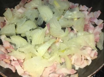 step7: 再落洋蔥一起炒，炒至洋蔥略變軟。