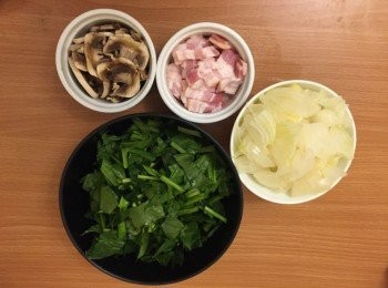 step5: 可準備<span class="group_2">餡料</span>，
煙肉片洗淨，用廚紙抹乾，再切成小塊；
洋蔥洗淨去皮，切粒或切絲亦可；
蘑菇洗淨後，切片備用；
菠菜洗淨，切段備用。