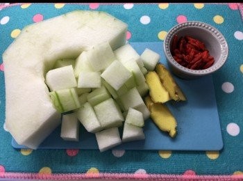 step1: 冬瓜切粒🔪，海味洗淨浸軟，杞子洗淨，薑切片。