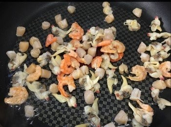 step2: 海味加少許油及薑炒香（大約5-8分鐘），之後放入滾水，其後加入冬瓜粒以小火煲30分鐘。