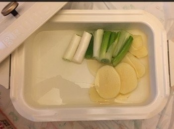 step2: 可齊水放所有材料 。。
中大火煲15-20分鐘。。
加雞汁調味