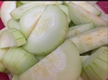 step2: 節瓜切好齊水落
鹹蛋黃亦可以齊水落
大火煲到大滾
收細火落鹹蛋滾多25分鐘