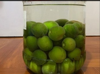 step3: 玻璃瓶洗淨用滾水消毒涼乾
梅子也要乾身無水
先將梅子放入瓶浸一個月再加糖以保持梅子浸泡完仍可漲卜卜