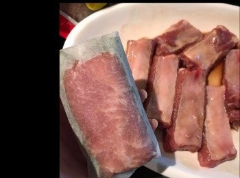 step1: 預先把所有<span class="group_2">醃料</span>加入排骨，放冰箱醃一晚。