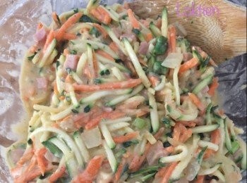 step2: 雞蛋打發均勻後加入鮮奶和橄欖油攪拌均勻。加入自發粉，做法1的材料，車打芝士和芫茜全全部攪拌均勻。用黑胡椒粉和鹽調味。