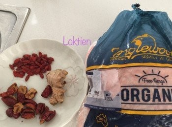 step1: 將雞去皮和多餘的肥膏，沖洗一下。其他材料洗淨備用