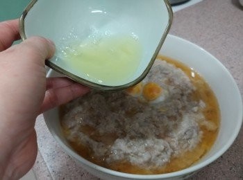 step5: 取出把餘下的半分蛋白淋在肉餅上面， 再蒸五分鐘或至熟透（烹調時間按肉餅厚度調節）